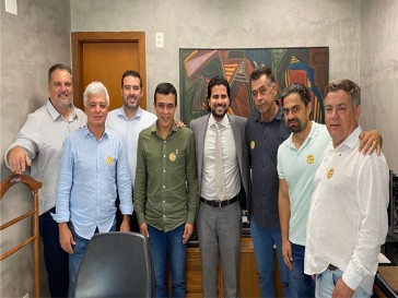 Equipe administrativa AMPAR e vereadores das cidades de Pains e Arcos em reunião com o Deputado Zé Laviola na Assembleia Legislativa de MG